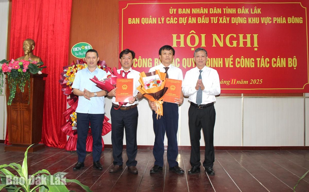 Lãnh đạo ban C và Sở Nội vụ trao quyết định, tặng hoa chúc mừng giám đốc hai ban trực thuộc.