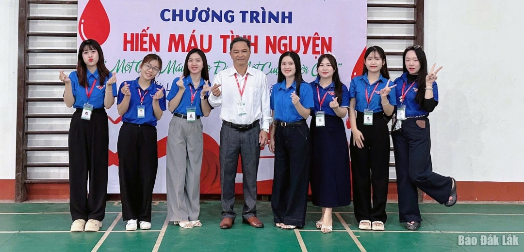 Thầy giáo, tình nguyện viên Trường Cao đẳng Công Thương Việt Nam hào hứng tham dự chương trình.