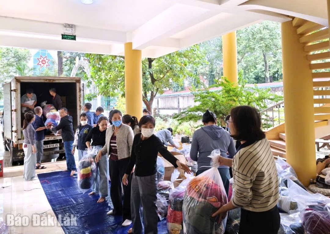 Báo và Phát thanh, Truyền hình Đắk Lắk đang vận chuyển quần áo, chăn mền được các cá nhân, tổ chức ủng hộ để mang đến kịp thời cho người dân vùng bị ngập lụt