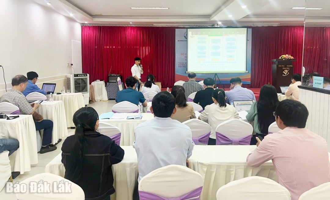 Nhóm nghiên cứu báo cáo kết quả xây dựng cơ sở dữ liệu đất sản xuất nông nghiệp.