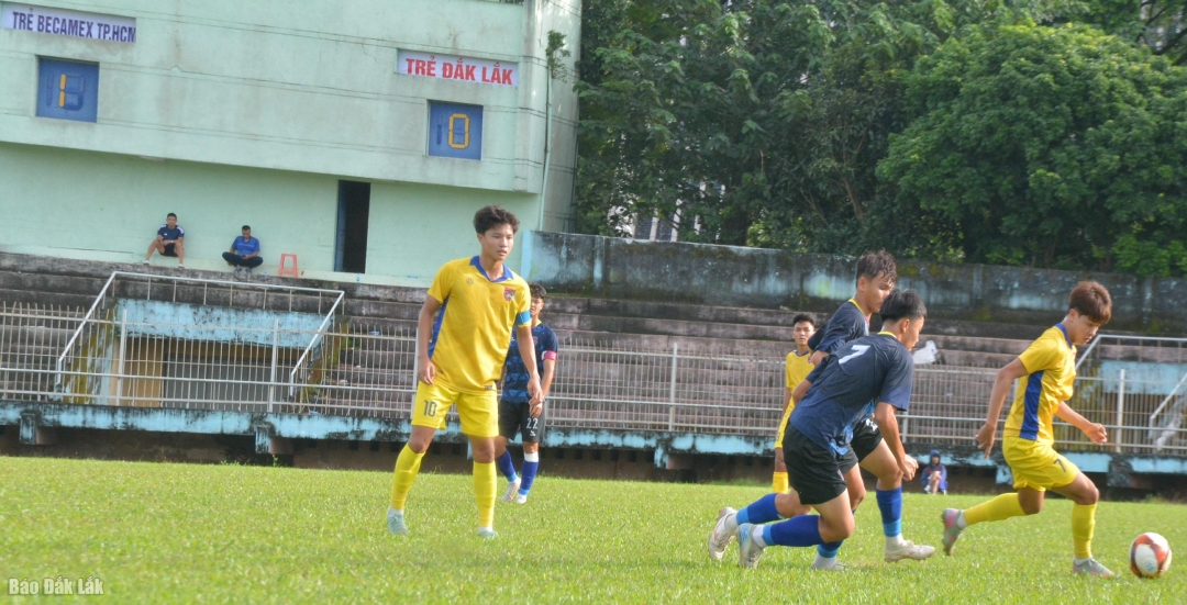Các cầu thủ chủ nhà áo vàng Trẻ Đắk Lắk nhận thất bại 0-2 trước cầu thủ