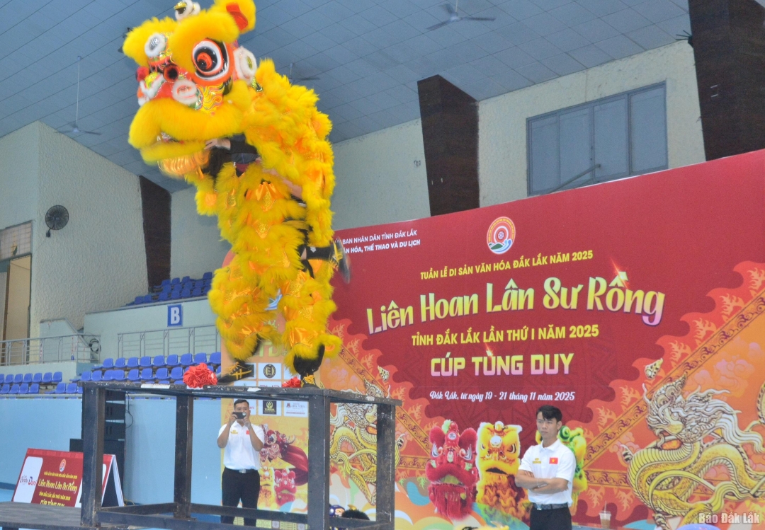 Đội Long Điền thi đấu nội dung lân tốc độ.