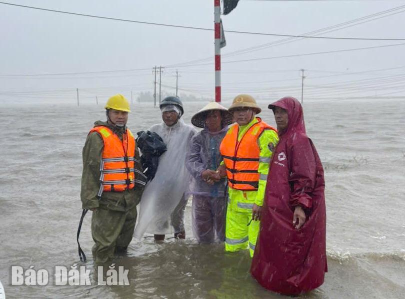 Vợ chồng chị Luận, anh Ninh được các cán bộ chiến sỹ Phòng CSGT đưa vào bờ an toàn.