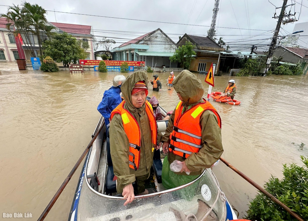 Đội Cảnh sát đường thủy, Phòng CSGT sử dụng ca nô để tuần tra, ứng cứu người dân tại các khu vực bị ngập sâu, chia cắt.