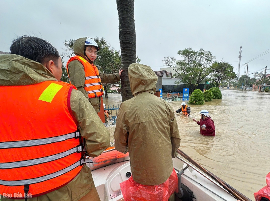 Phòng CSGT cũng điều 2 ca nô và 5 cán bộ chiến sỹ cảnh sát đường thủy tham gia phối hợp với công an các địa phương để cứu hộ cứu người dân ở những khu vực bị ngập sâu, chia cắt