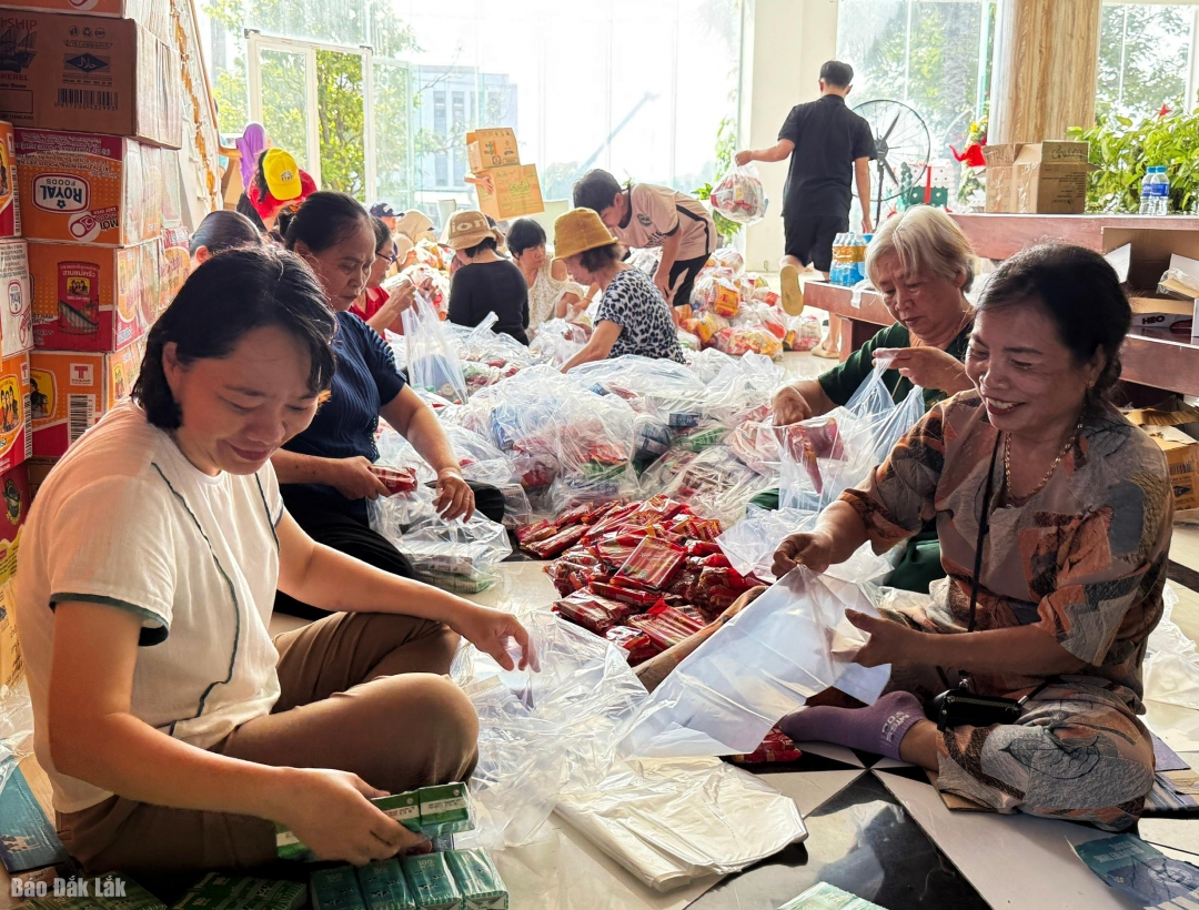 Các bà, các cô chung tay đóng góp vào công cuộc hỗ trợ cho người dân vùng lũ.