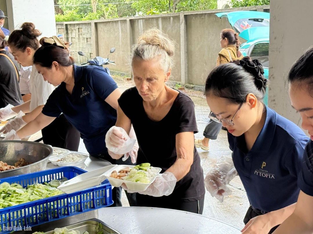 Cô Brigitte cùng với các tình nguyện viên chuẩn bị bữa ăn để chuyển đến cho bà con vùng ngập lụt.