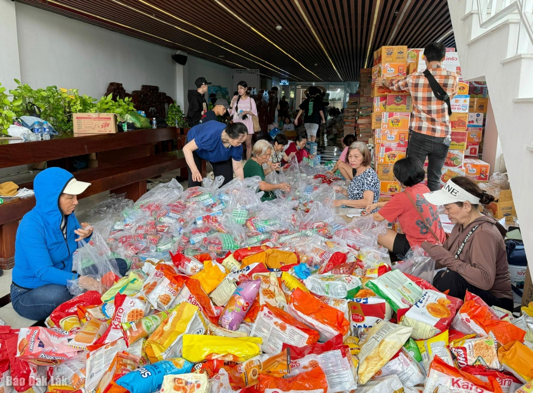 Người dân phường Tuy Hòa chung tay góp sức chuẩn bị thực phẩm, nhu yếu phẩm cho bà con vùng lũ.