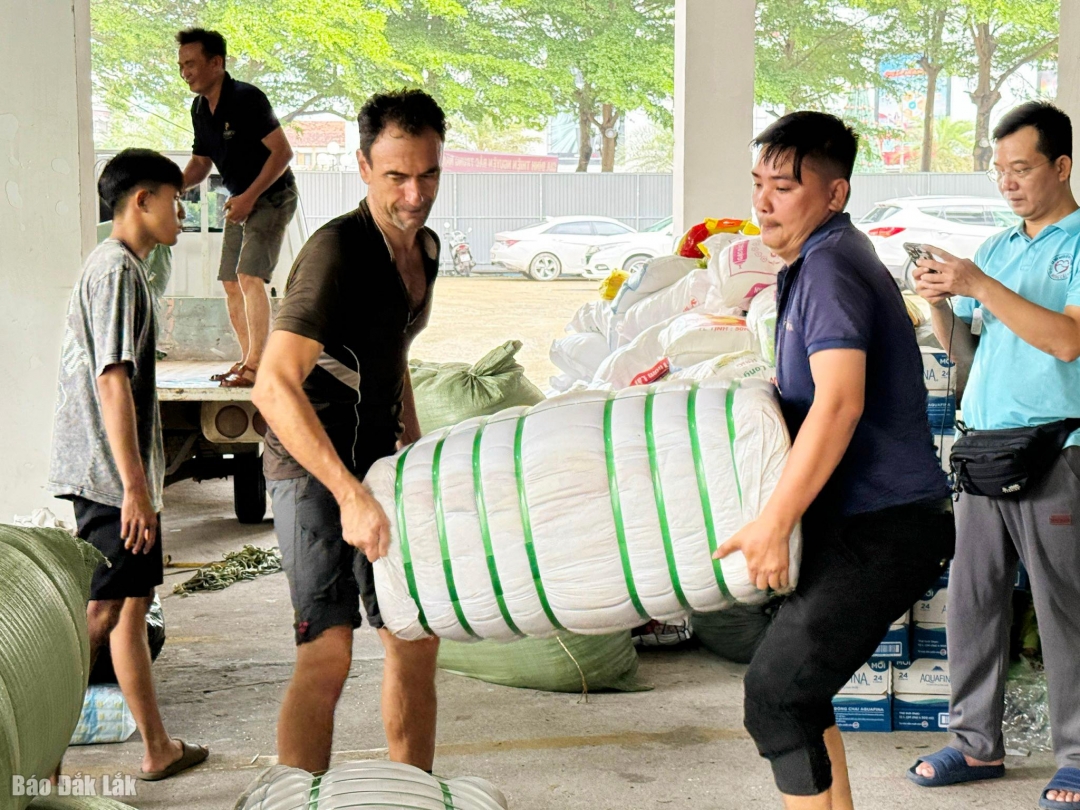 Mỗi ngày có hàng trăm tình nguyện viên tham gia vào các hoạt động chăm lo cho đồng bào vùng lũ.