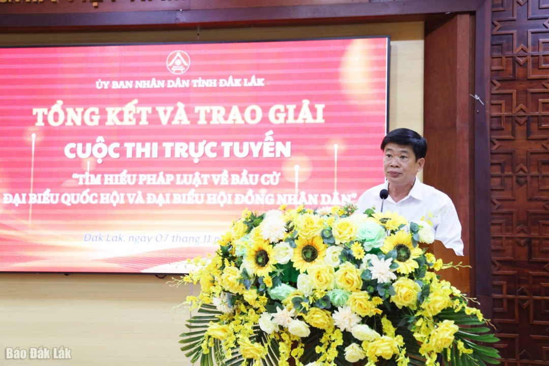 đồng chí Bùi Hồng Quý, Tỉnh ủy viên, Giám đốc Sở Tư pháp, Trưởng Ban Tổ chức Cuộc thi phát biểu tại hội nghị.