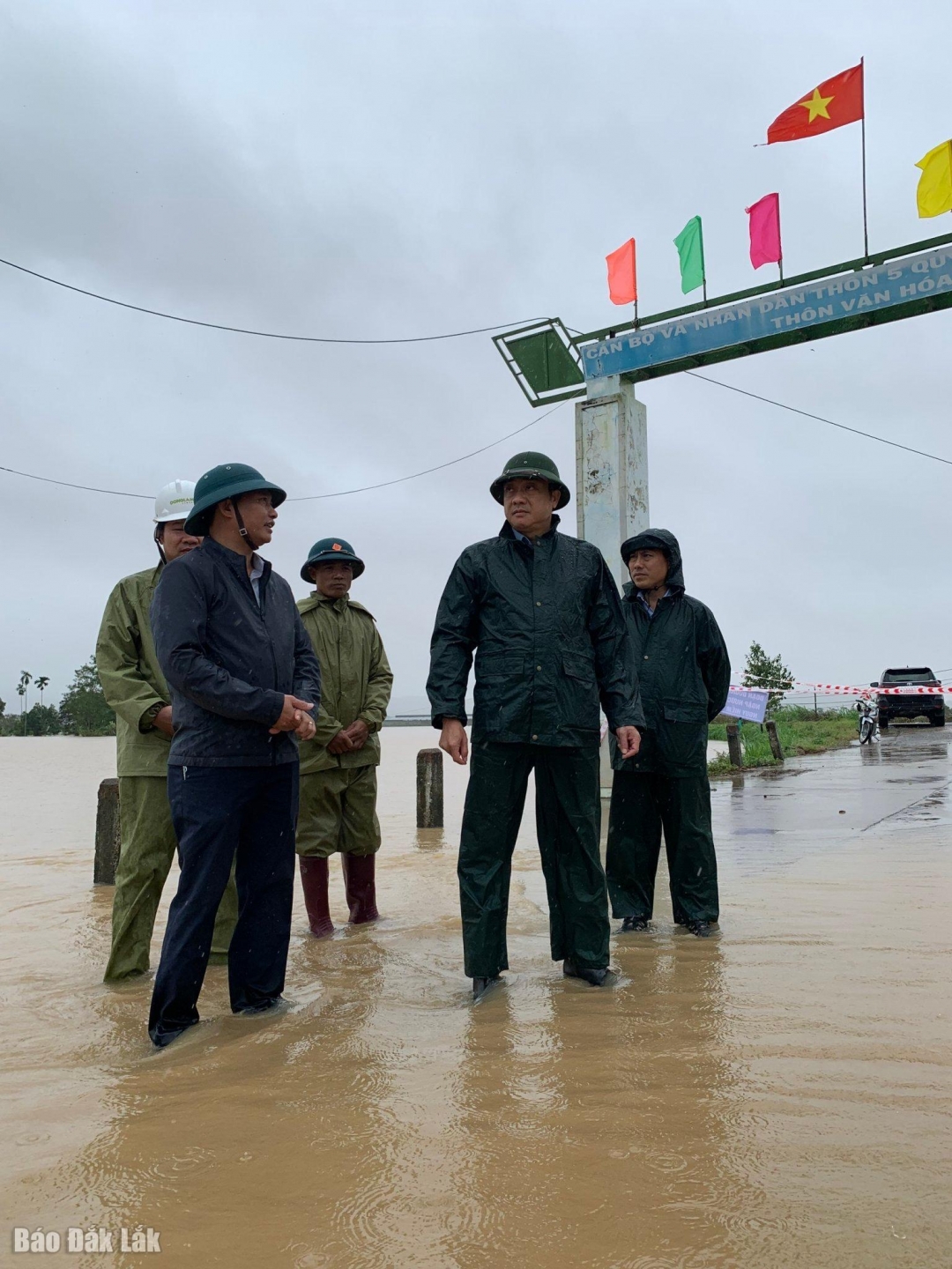 Ủy viên Ban thường vụ Tỉnh ủy, Phó Chủ tịch Thường trực HĐND tỉnh Từ Thái Giang hỏi thăm tình hình lũ lụt tại xã Cư Pui
