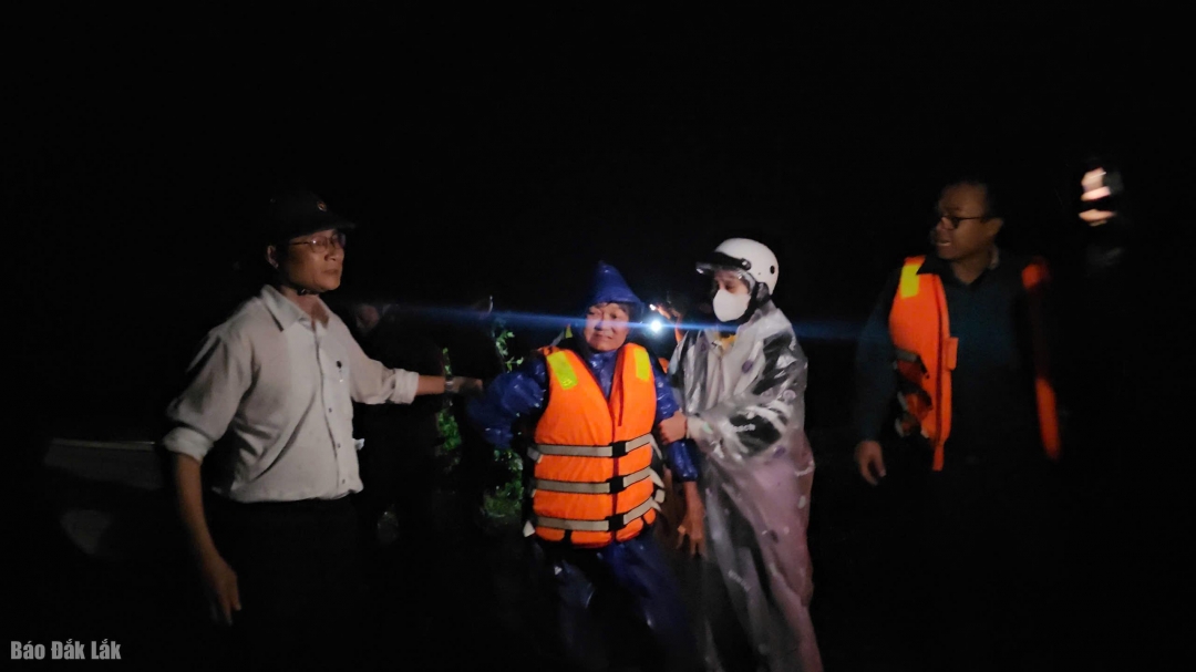 Ông Nguyễn Ngọc Pháp, Chủ tịch UBND xã Krông Bông (ngoài cùng bên trái) cùng các lực lượng hỗ trợ người dân di dời ra khỏi khu vực ngập úng.