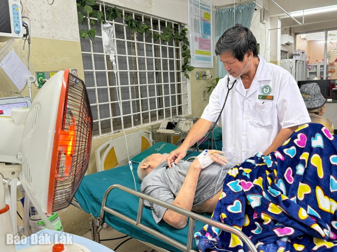 Một bệnh nhân tai biến và bị cóng trong lũ được Bệnh viện Đa khoa Phú Yên cấp cứu kịp thời.