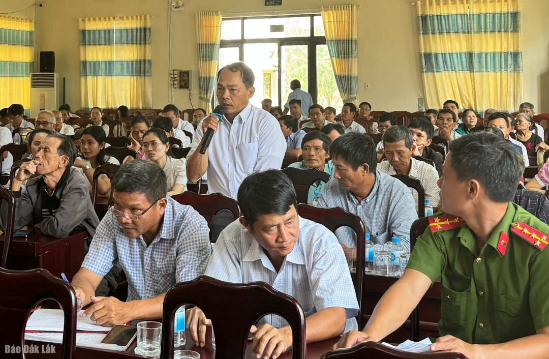 Cử tri phát biểu kiến nghị tại buổi tiếp xúc.