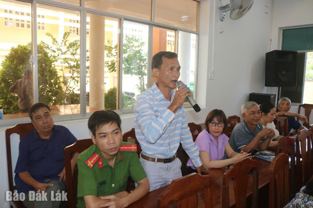 Cử tri nêu ý kiến tại biểu tiếp xúc.