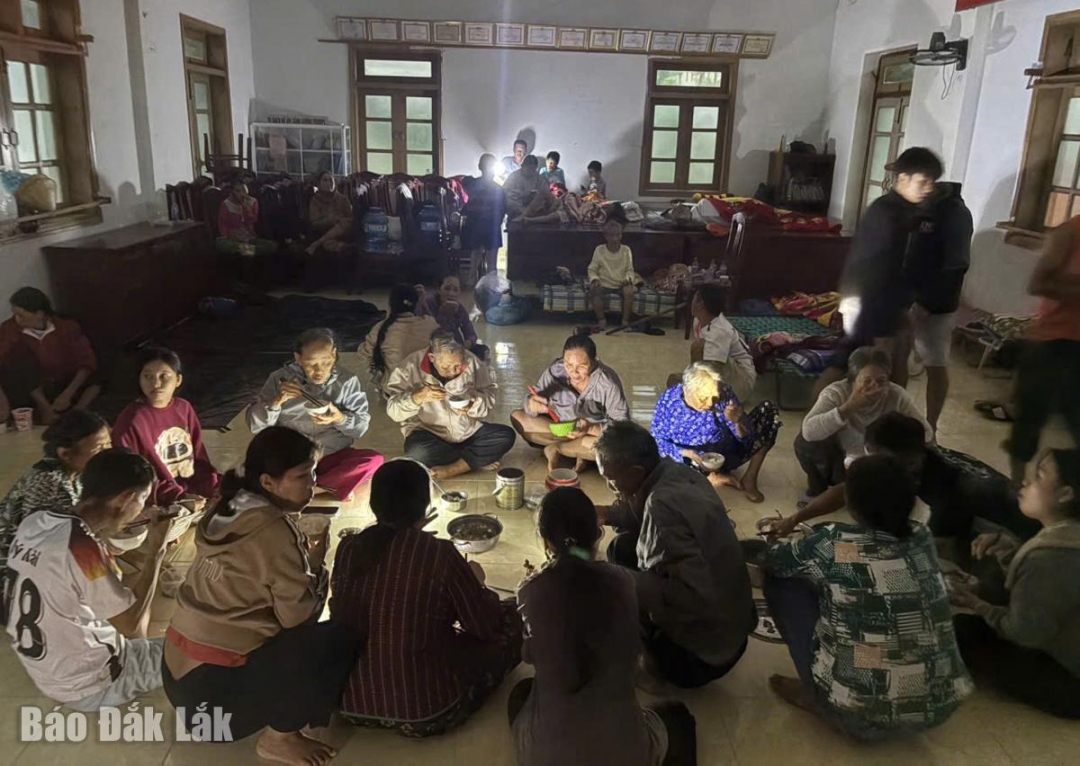 Bữa cơm ngày bão của người dân Hòa An tại Đồn biên phòng Xuân Hòa. Ảnh: Đăng Vũ