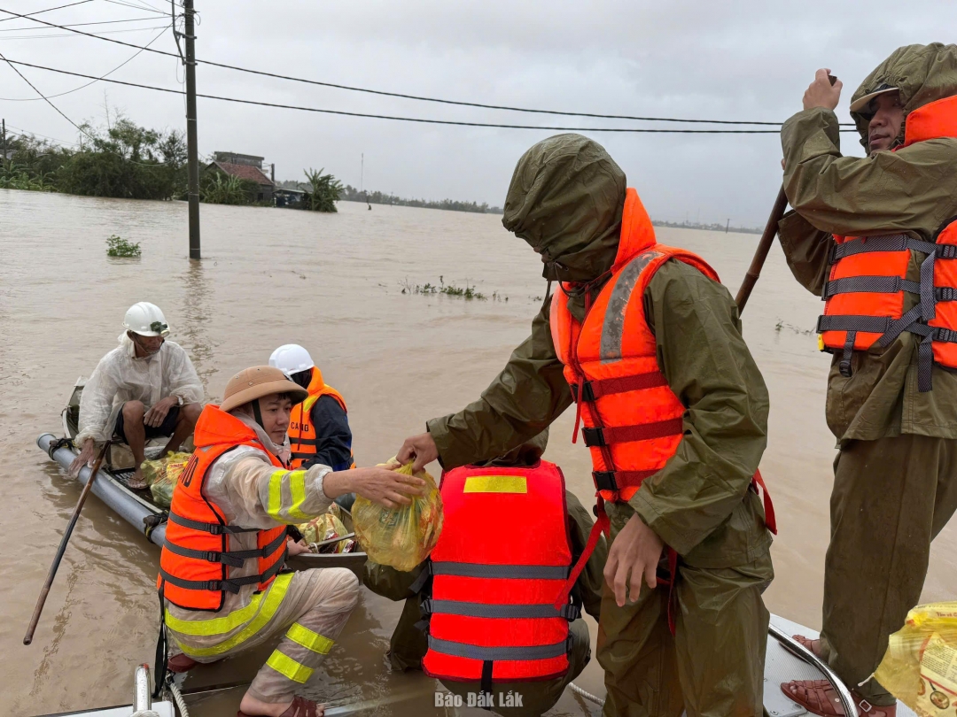 Lực lượng cứu hộ phường Phú Yên đưa quà cứu trợ đến với người dân bị cô lập do nước lũ.