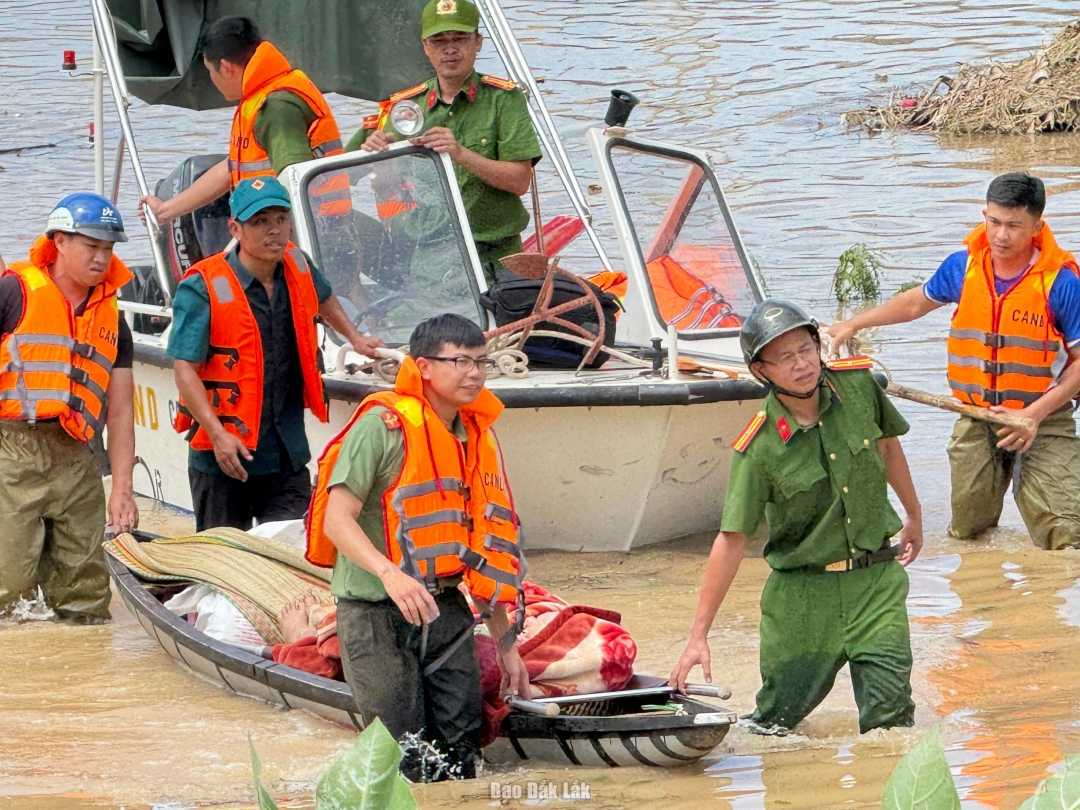 Lực lượng chức năng luôn túc trực hỗ trợ người dân trong mọi trường hợp khẩn cấp.