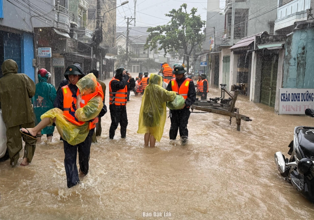 Nhờ sự phối hợp khẩn trương, lực lượng cứu hộ đã đưa được 20 người ra khỏi khu vực nước lũ dâng cao.