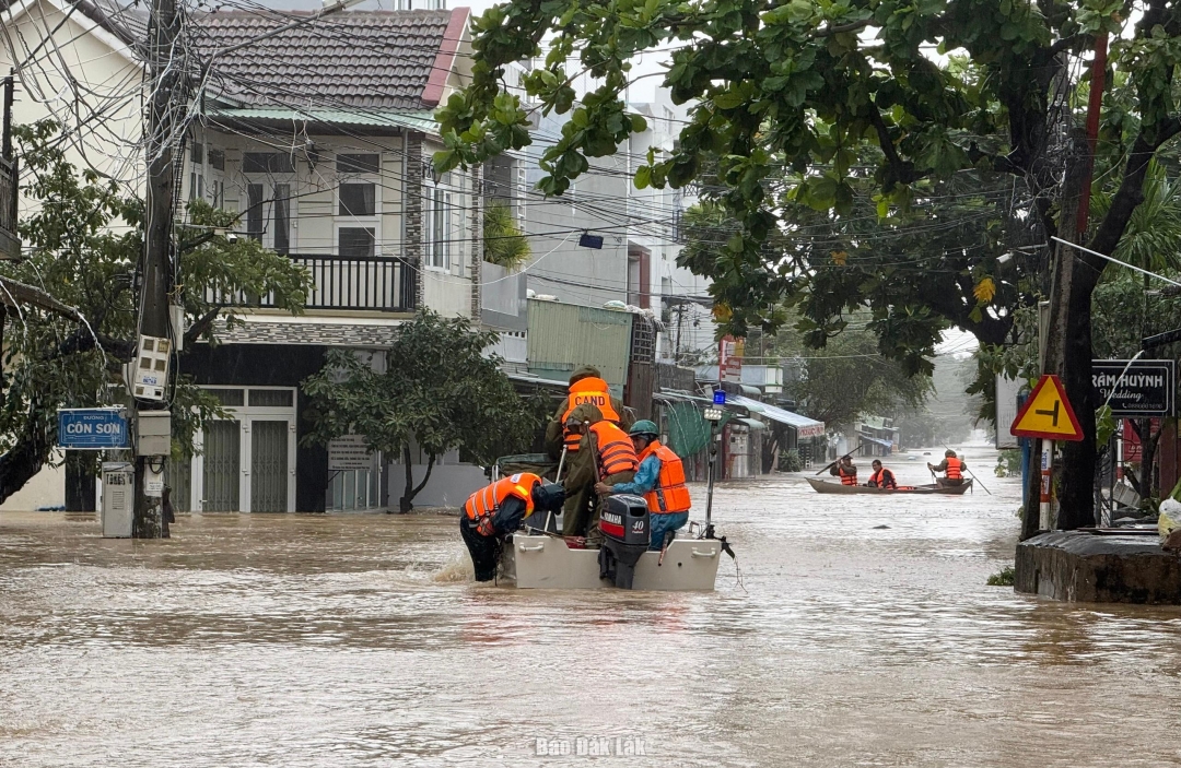 Lực lượng cứu hộ triển khai cứu hộ người dân ra khỏi khu vực nước lũ dâng cao.