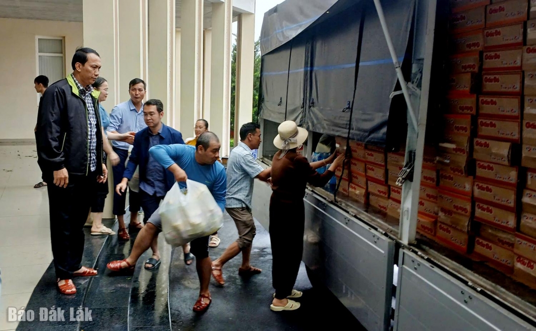 Tiếp nhận chuyến hàng đầu tiên ủng hộ đồng bào vùng lũ Đắk Lắk tại Văn phòng Tỉnh ủy (cơ sở 2) đã khẩn trương đưa lên xe đi cứu trợ cho người dân. Ảnh: Trung Hiếu