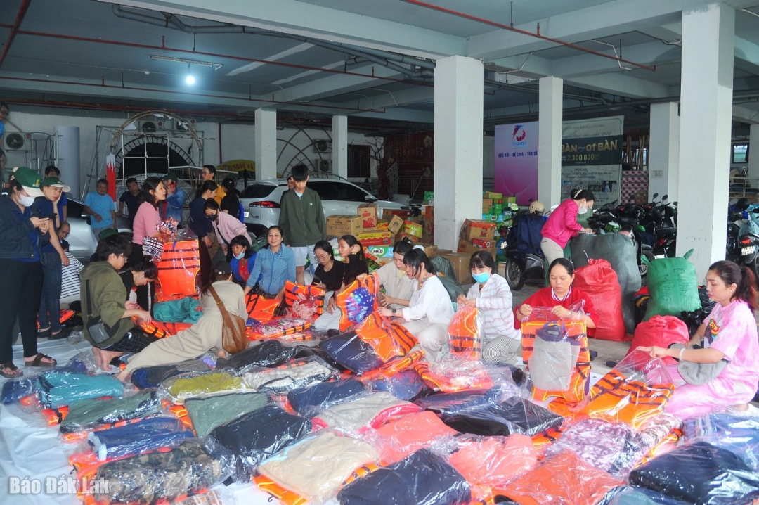 Các tình nguyện viên phân loại, đóng gói hàng hóa, nhu yếu phẩm thành những túi quà để hỗ trợ cho bà con vùng lũ.