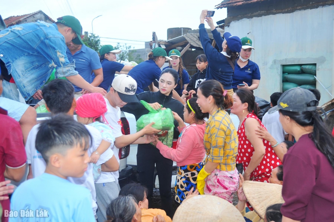 Hoa hậu Hương Giang tham gia phát quà cho bà con vùng lũ thôn Thạch Tuân, xã Hòa Xuân.
