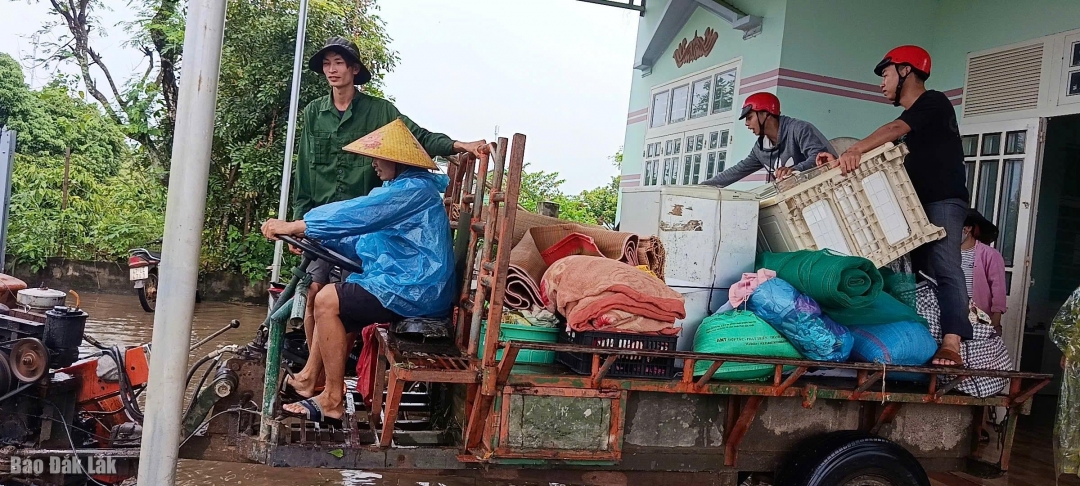 Người dân vùng ngập lụt 