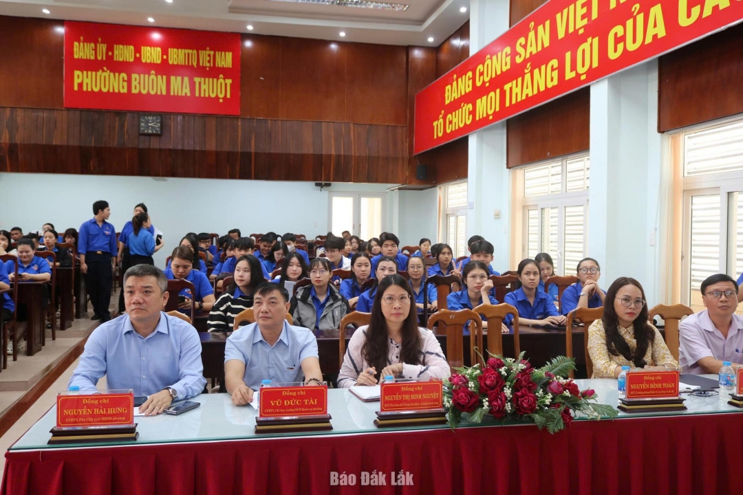 Các đại biểu và đoàn viên thanh niên tham dự chương trình đối thoại.