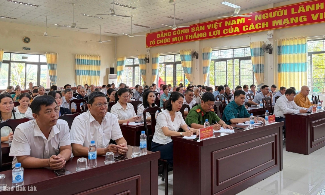 Cử tri tham dự buổi tiếp xúc.