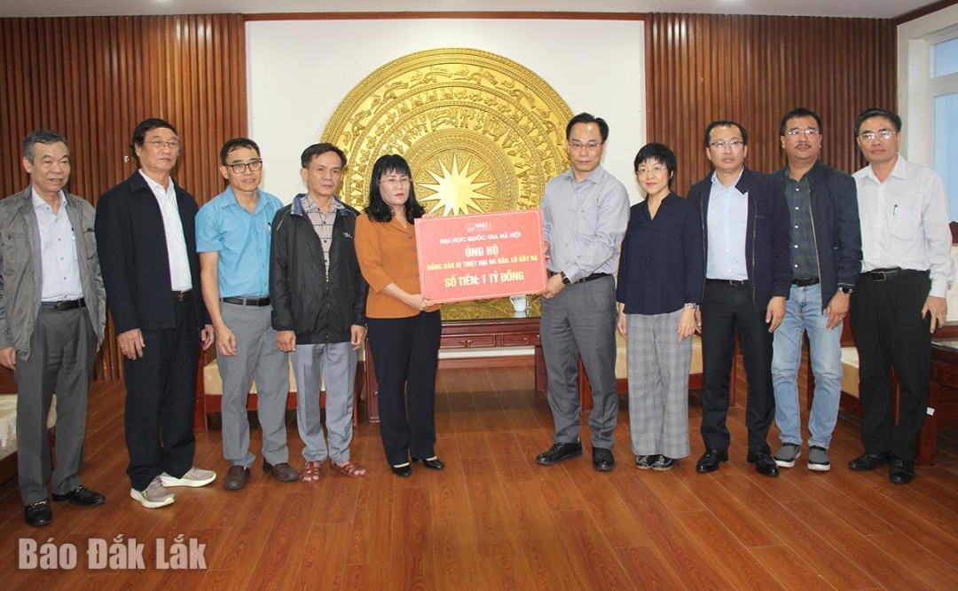 Đại diện Đại học Quốc gia Hà Nội trao biểu trưng số tiền 1 tỷ đồng cho lãnh đạo tỉnh.