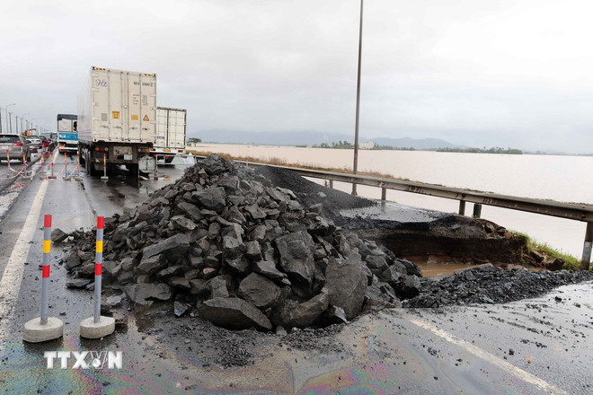 Quốc lộ 1A qua địa bàn phường Phú Yên (Đắk Lắk) có vị trí bị xói lở nghiêm trọng, ảnh hưởng đến việc đi lại của các phương tiện. (Ảnh: Đỗ Trưởng/TTXVN)