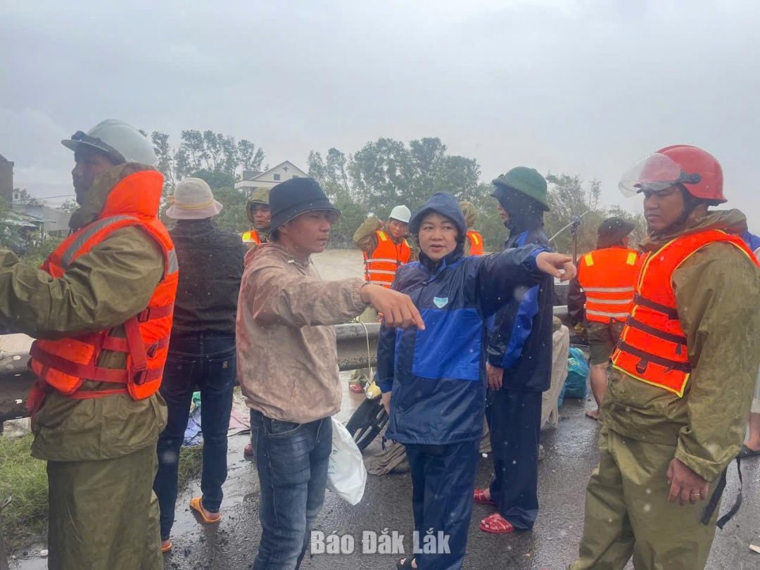 Ủy viên Ban Thường vụ Tỉnh ủy, Bí thư Đảng ủy phường Tuy Hòa Đào Bảo Minh chỉ đạo công tác cứu trợ tại phường Tuy Hòa.