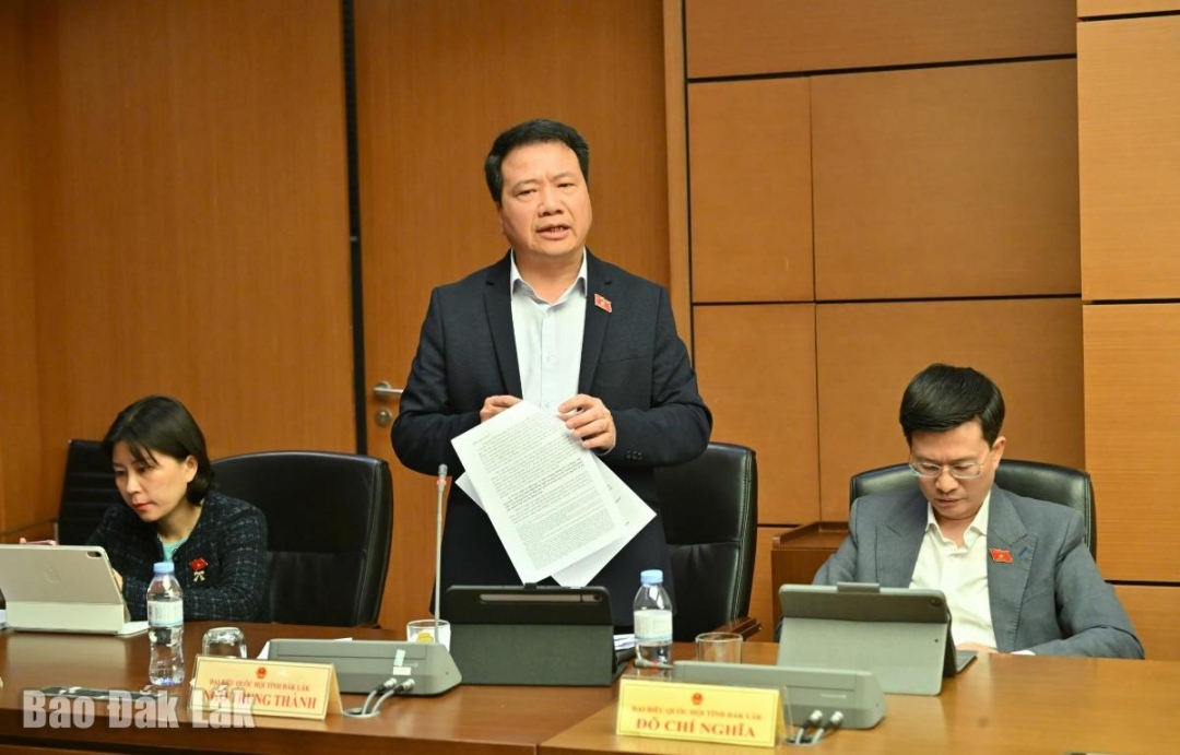 Đại biểu Ngô Trung Thành, Phó Chủ nhiệm Ủy ban Pháp luật và Tư pháp của Quốc hội phát biểu thảo luận. Ảnh: Đoàn ĐBQH tỉnh cung cấp