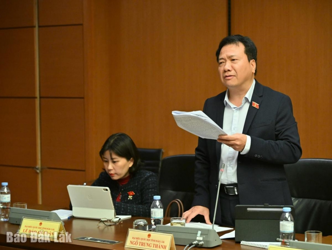 Đại biểu Ngô Trung Thành, Phó Chủ nhiệm Ủy ban Pháp luật của Quốc hội phát biểu thảo luận. Ảnh: Đoàn ĐBQH tỉnh cung cấp