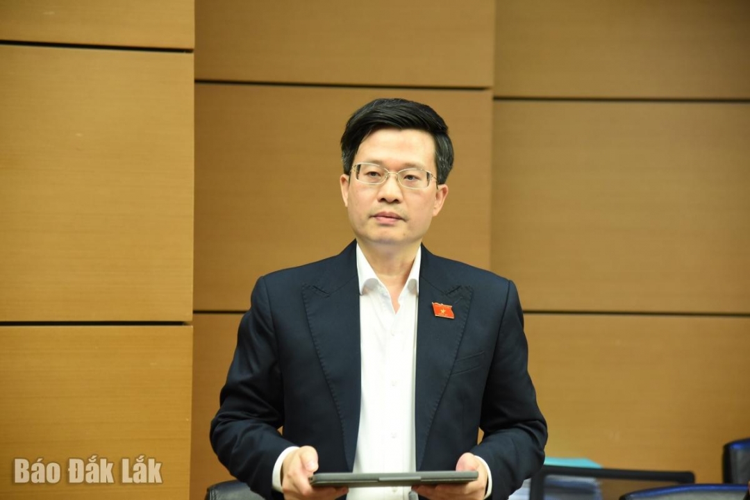 Đại biểu Đỗ Chí Nghĩa, Ủy viên chuyên trách Ủy ban Văn hóa và Xã hội của Quốc hội (Đoàn ĐBQH tỉnh Đắk Lắk) góp ý xây dựng dự thảo nghị quyết. Ảnh: Đoàn ĐBQH tỉnh cung cấp