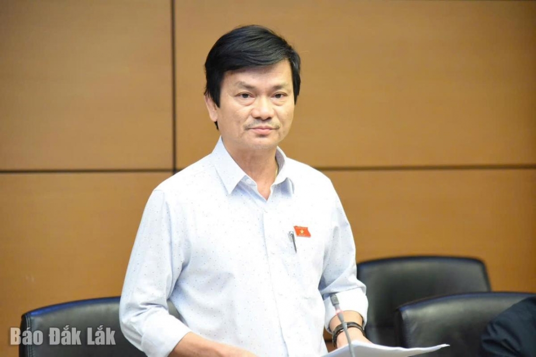 Đại biểu Dương Bình Phú, nguyên Giám đốc Sở Khoa học và Công nghệ Phú Yên cũ đóng góp ý kiến thảo luận. Ảnh: Đoàn ĐBQH tỉnh cung cấp