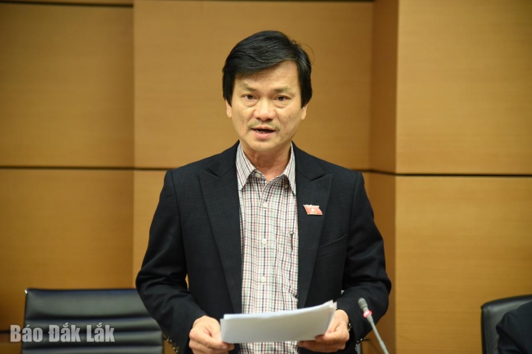 Đại biểu Dương Bình Phú, nguyên Giám đốc Sở Khoa học và Công nghệ tỉnh Phú Yên cũ đóng góp ý kiến thảo luận. Ảnh: Đoàn ĐBQH tỉnh cung cấp