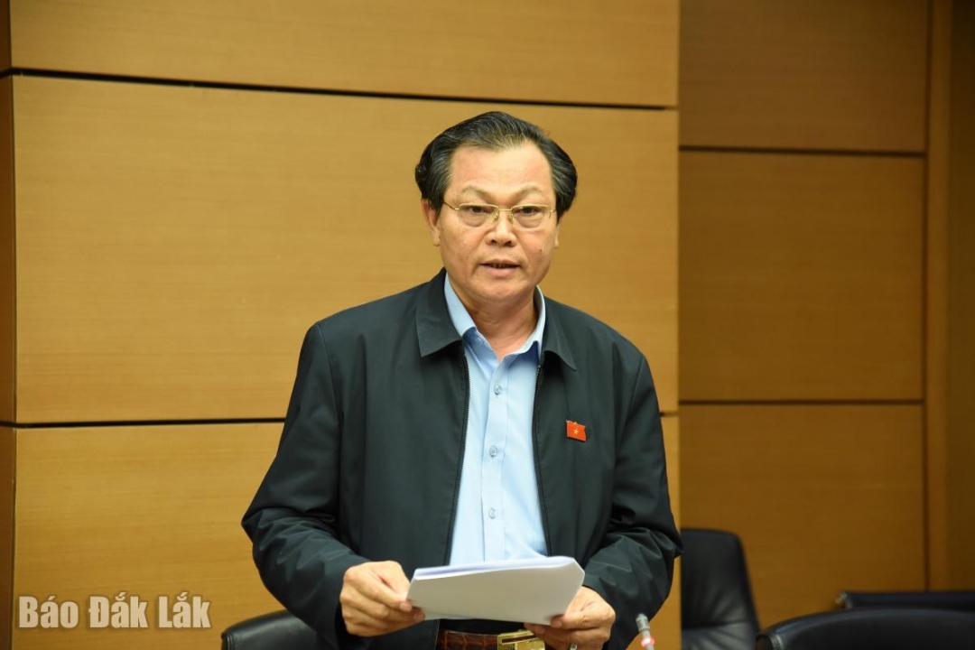 Đại biểu Lưu Văn Đức, Ủy viên kiêm nhiệm Hội đồng Dân tộc của Quốc hội phát biểu thảo luận. Ảnh: Đoàn ĐBQH tỉnh cung cấp