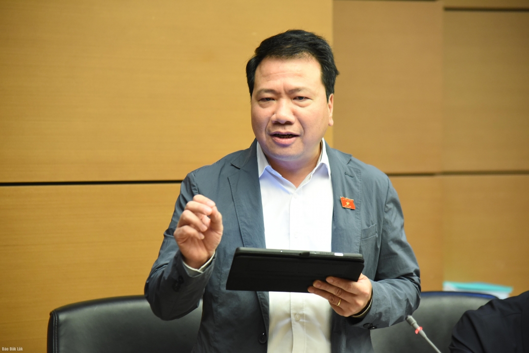 Phó Chủ nhiệm Ủy ban Tư pháp và Pháp luật của Quốc hội Ngô Trung Thành (Đoàn ĐBQH tỉnh Đắk Lắk) đóng góp ý kiến tại phiên thảo luận tổ. (Ảnh Đoàn ĐBQH tỉnh cung cấp)