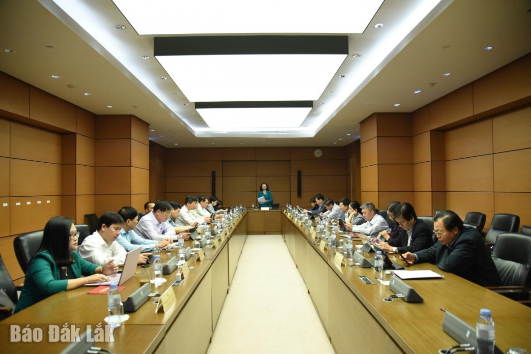 Quang cảnh phiên thảo luận tổ. Ảnh: Đoàn ĐBQH tỉnh cung cấp