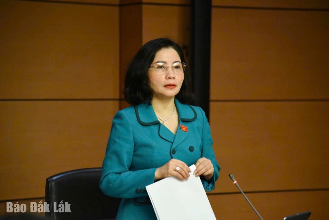 Phó Trưởng đoàn chuyên trách phụ trách Đoàn ĐBQH tỉnh Đắk Lắk Nguyễn Thị Thu Nguyệt điều hành phiên thảo luận tại Tổ 15. Ảnh: Đoàn ĐBQH tỉnh cung cấp