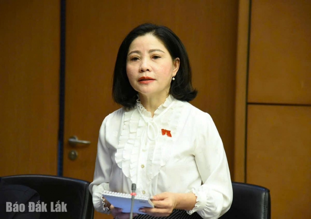 Đại biểu Nguyễn Thị Thu Nguyệt, Phó Trưởng đoàn chuyên trách phụ trách Đoàn ĐBQH tỉnh Đắk Lắk phát biểu thảo luận. Ảnh: Đoàn ĐBQH tỉnh cung cấp