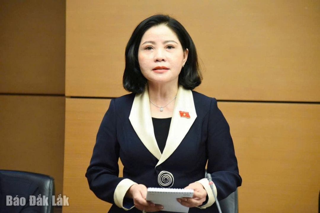 Phó Trưởng đoàn chuyên trách phụ trách Đoàn ĐBQH tỉnh Đắk Lắk Nguyễn Thị Thu Nguyệt phát biểu tại phiên thảo luận tổ. Ảnh: Đoàn ĐBQH tỉnh cung cấp