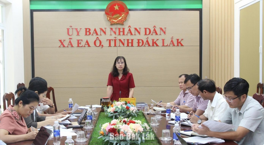 Trưởng Ban Kinh tế - Ngân sách HĐND tỉnh Phan Thị Hà Phước phát biểu tại UBND xã Ea Ô.