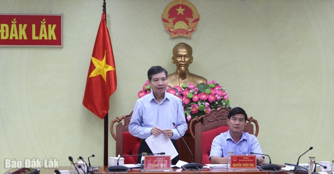 Phó Bí thư Tỉnh ủy, Chủ tịch UBND tỉnh Tạ Anh Tuấn phát biểu chỉ đạo công tác ứng phó với cơn bão số 13 vào chiều 4/11.