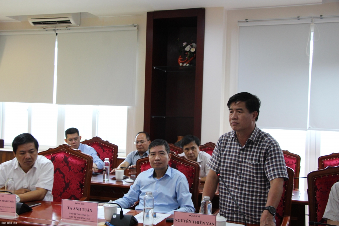 Phó Chủ tịch UBND tỉnh Nguyễn Thiên Văn báo cáo về công tác ứng phó và di dời dân.