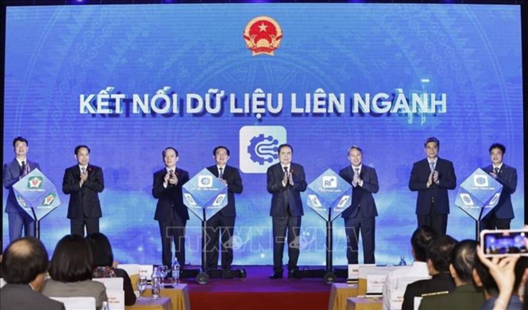 hủ tịch Quốc hội Trần Thanh Mẫn và đại biểu thực hiện nghi thức bấm nút ra mắt phiên bản chính thức của Cổng Pháp luật quốc gia. Anhr: TTXVN