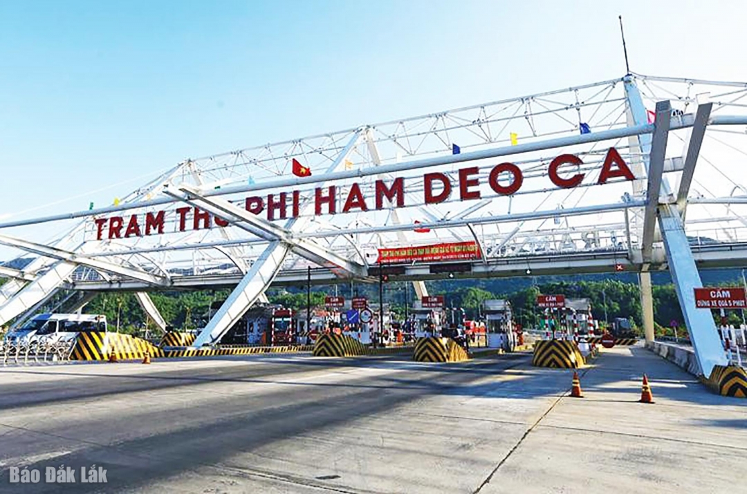 Tập đoàn Đèo Cả vừa có thông báo thực hiện miễn phí dịch vụ sử dụng đường bộ cho các đoàn xe cứu trợ các địa phương khắc phục hậu quả mưa lũ khi đi qua 21 trạm thu phí do Đèo Cả quản lý, vận hành.