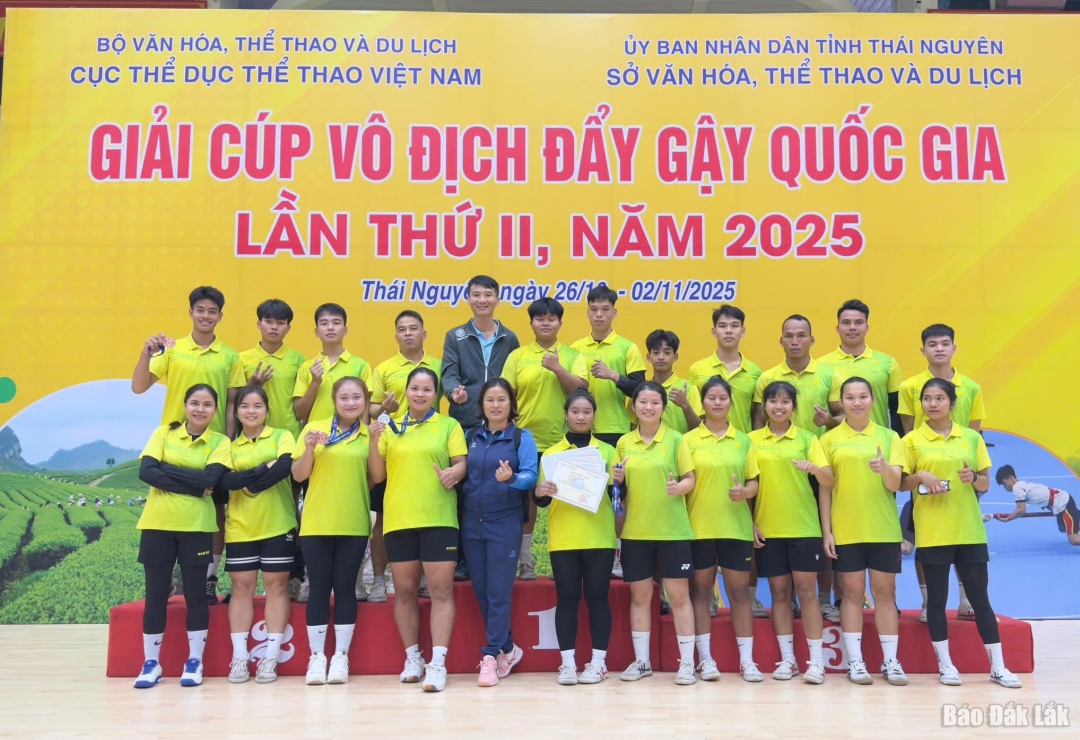 Các vận động viên, huấn luyện viên đội tuyển đẩy gậy Đắk Lắk tham dự giải.